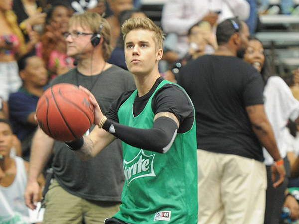 Yuk, Intip Aksi 'Slam Dunk' Justin Bieber Saat Bermain Bola Basket!